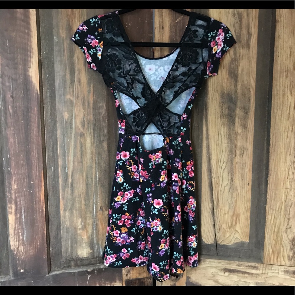 WET SEAL short sleeve floral open back mini skater dress - Picture 2 of 3